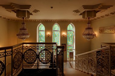 Odessa, Ukrayna 'daki Al-Salam Camii ve Arap Kültür Merkezi' nin merdiven salonu.