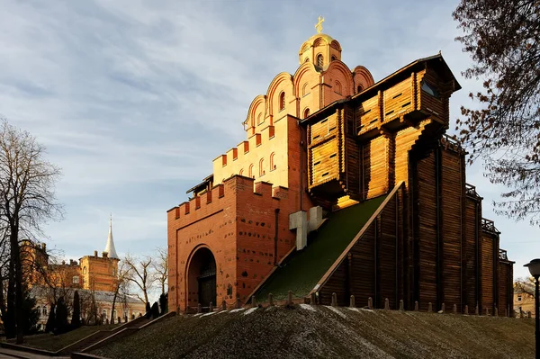 Golden Gates Illalla Kiovassa Ukrainassa tekijänoikeusvapaita valokuvia kuvapankista