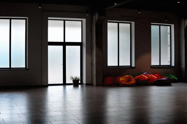 Ruangan Kosong Dengan Kursi Tas Kacang Berwarna Warni — Stok Foto