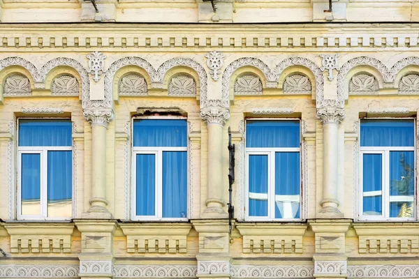 Fragment Staré Žluté Fasády Budovy Kyjevě Ukrajina — Stock fotografie