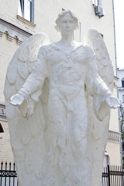 Die Skulptur Des Weißen Engels Der Nähe Der Protestantischen Kirche — Stockfoto
