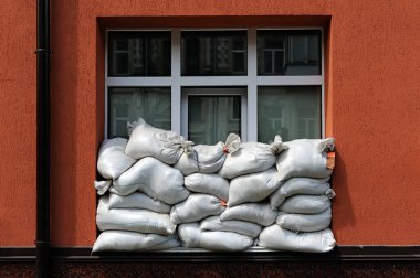 Kyiv Ukrayna 'daki cam açıklarını kurşun ve şarapnel parçalarından korumak için kum torbaları