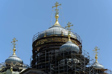 Kyiv Ukrayna 'da gökyüzü arkaplanındaki iskelede katedral kubbesi