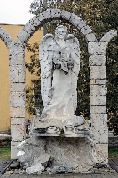 Engel Bogen Mit Buch Und Gebrochenem Kreuz Der Stadt Chortkiv — Stockfoto