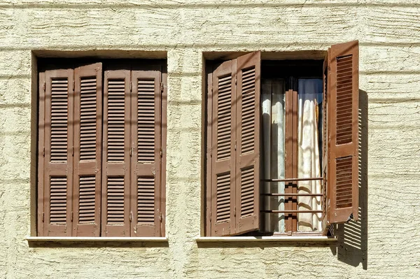 Duas Janelas Abertas Fechadas Com Persianas Chania Creta Grécia — Fotografia de Stock