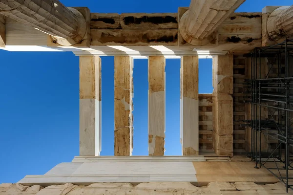 希腊雅典通往雅典卫城的巨大门户Propylaea的屋顶结构和天花板 — 图库照片