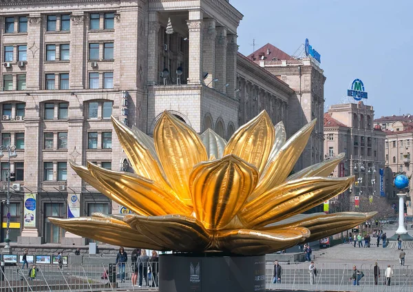 Detaljerad Bild Enorma Plast Uppblåsbar Installation Golden Lotus Koreanska Konstnären — Stockfoto