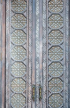 Kyiv Ukrayna 'da kapı tokmağı olan eski süslü kapılar.