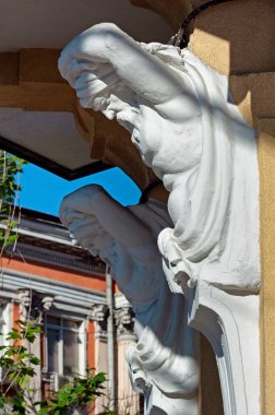 Ukrayna, Kyiv 'deki eski bina cephesi üzerine Atlas 