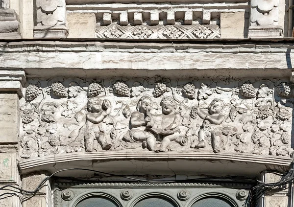 乌克兰基辅旧楼立面上的装饰浮雕 — 图库照片