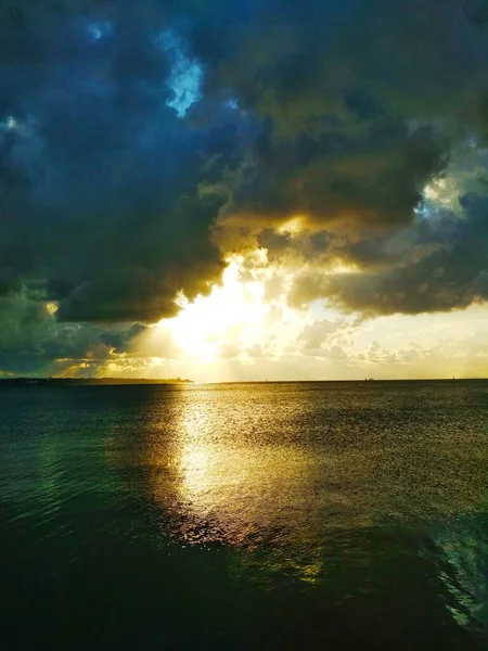 Das Schwarze Meer Vor Dem Hintergrund Stürmischen Himmels — Stockfoto