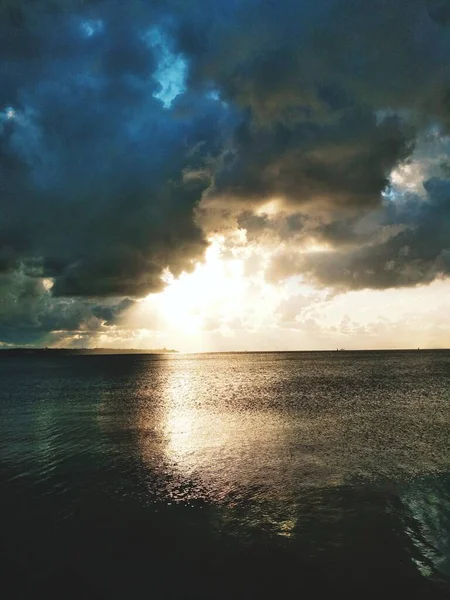 Mer Noire Dans Ciel Orageux — Photo