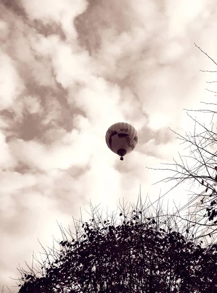 Kışın Bulutlu Gökyüzünde Yüzen Hava Balonu — Stok fotoğraf