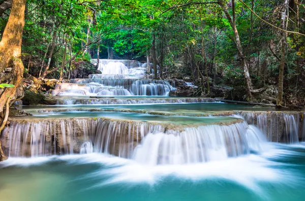 Wasserfall bei huay mae khamin in kanchanaburi — Stockfoto