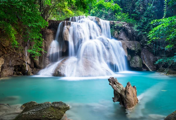 Huay Mae Kamin Cachoeira na província de Kanchanaburi, Tailândia — Fotografia de Stock