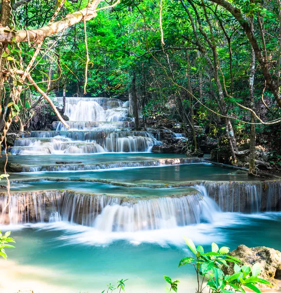 Huay mae khamin vodopád, kanchanaburi provincie. — Stock fotografie