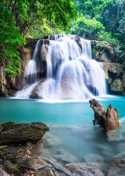 Cachoeira na província de Kanchanaburi, Tailândia — Fotografia de Stock