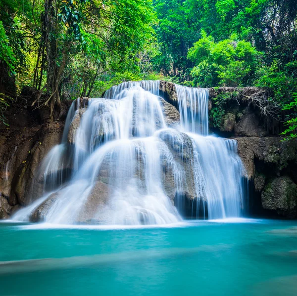 Mély erdei vízesés nemzeti park kanchanaburi, Thaiföld: — Stock Fotó