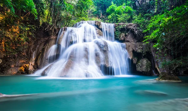 Tiefer Waldwasserfall bei huay mae khamin, Provinz Kanchanaburi, — Stockfoto