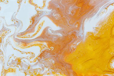 Altın sıvı mermer arka plan. Deri döşeme, duvar kağıdı ve iç dekorasyon için kullanılıyor. Yüksek çözünürlüklü görüntü. Lüks arkaplan
