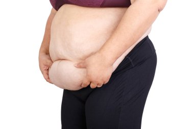 Karnı aşırı yağlı bir kadın beyaz arka planda izole edilmiş