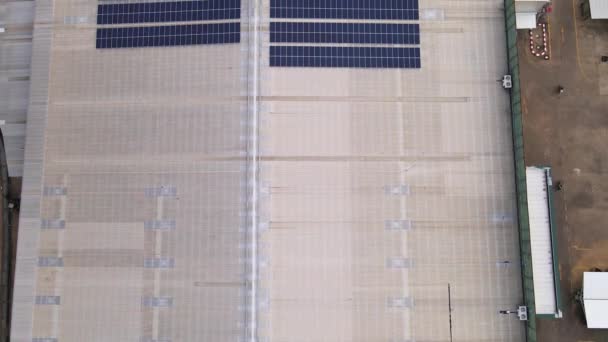 Imagen Aérea Drones Paneles Solares Instalados Techo Gran Edificio Industrial — Vídeo de stock