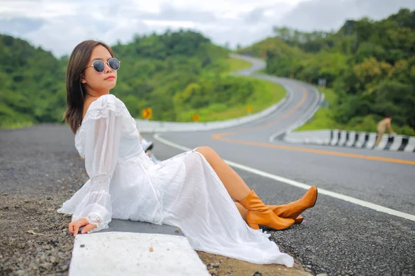 Mulher Turística Asiática Vestido Branco Estrada Estrada Céu Sobre Topo — Fotografia de Stock
