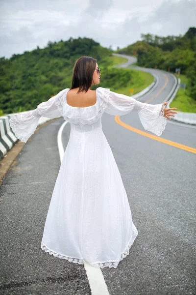 Femme Touristique Asiatique Robe Blanche Sur Route Route Ciel Dessus — Photo
