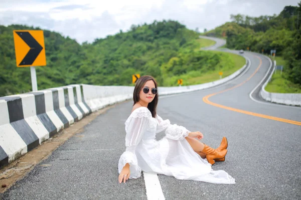 Femme Touristique Asiatique Robe Blanche Sur Route Route Ciel Dessus — Photo