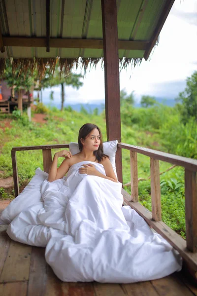 Mulher Asiática Cobrindo Cobertor Branco Vista Natureza Das Montanhas Com — Fotografia de Stock