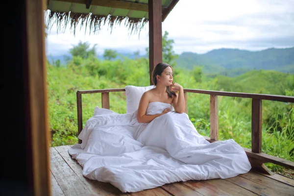 Mulher Asiática Cobrindo Cobertor Branco Vista Natureza Das Montanhas Com — Fotografia de Stock