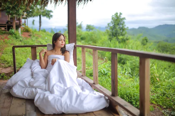 Wanita Asia Menutupi Selimut Putih Pada Pemandangan Alam Pegunungan Dengan Stok Lukisan  
