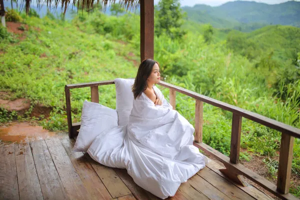 Wanita Asia Menutupi Selimut Putih Pada Pemandangan Alam Pegunungan Dengan Stok Gambar Bebas Royalti