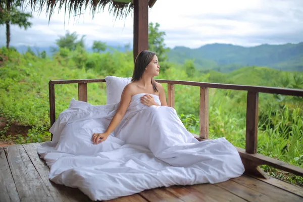 Mujer Asiática Cubriendo Una Manta Blanca Vista Naturaleza Las Montañas Imagen De Stock