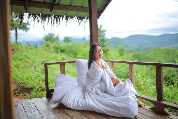 Wanita Asia Menutupi Selimut Putih Pada Pemandangan Alam Pegunungan Dengan Stok Foto Bebas Royalti