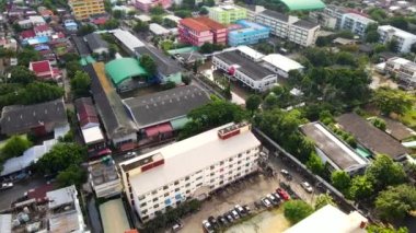 Nakhonratchasima, Tayland - 20 Ekim 2021: sel baskınları ve su basmış evler. Toplu doğal afetler ve yıkım. Şehir sel ve sağanak yağmurdan sonra sular altında kaldı.