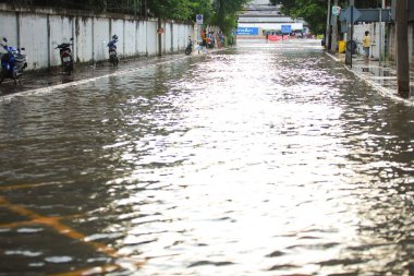Nakhonratchasima, Tayland - 20 Ekim 2021: Toplu doğal afetler ve yıkım. Şehir sel ve sağanak yağmurdan sonra sular altında kaldı.