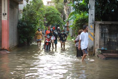 Nakhonratchasima, Tayland - 20 Ekim 2021: Toplu doğal afetler ve yıkım. Şehir sel ve sağanak yağmurdan sonra sular altında kaldı.