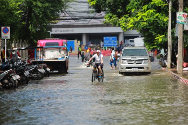Nakhonratchasima, Tayland - 20 Ekim 2021: Toplu doğal afetler ve yıkım. Şehir sel ve sağanak yağmurdan sonra sular altında kaldı.