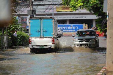 Nakhonratchasima, Tayland - 20 Ekim 2021: Toplu doğal afetler ve yıkım. Şehir sel ve sağanak yağmurdan sonra sular altında kaldı.
