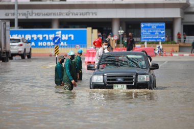 Nakhonratchasima, Tayland - 20 Ekim 2021: Toplu doğal afetler ve yıkım. Şehir sel ve sağanak yağmurdan sonra sular altında kaldı.