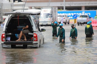 Nakhonratchasima, Tayland - 20 Ekim 2021: Toplu doğal afetler ve yıkım. Şehir sel ve sağanak yağmurdan sonra sular altında kaldı.