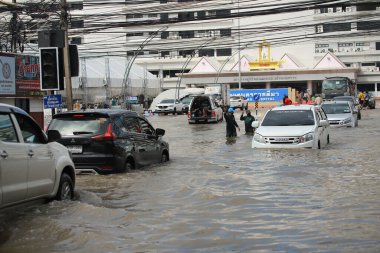 Nakhonratchasima, Tayland - 20 Ekim 2021: Toplu doğal afetler ve yıkım. Şehir sel ve sağanak yağmurdan sonra sular altında kaldı.