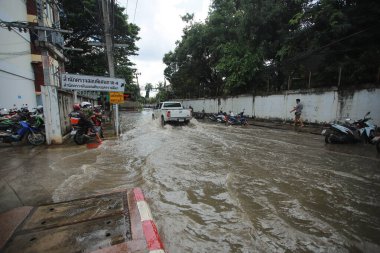 Nakhonratchasima, Tayland - 20 Ekim 2021: Toplu doğal afetler ve yıkım. Şehir sel ve sağanak yağmurdan sonra sular altında kaldı.