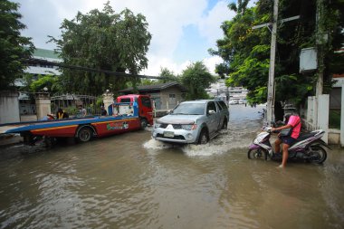 Nakhonratchasima, Tayland - 20 Ekim 2021: Toplu doğal afetler ve yıkım. Şehir sel ve sağanak yağmurdan sonra sular altında kaldı.