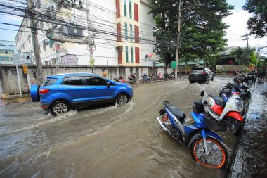 Nakhonratchasima, Tayland - 20 Ekim 2021: Toplu doğal afetler ve yıkım. Şehir sel ve sağanak yağmurdan sonra sular altında kaldı.