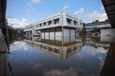 Nakhonratchasima, Tayland - 20 Ekim 2021: Toplu doğal afetler ve yıkım. Şehir sel ve sağanak yağmurdan sonra sular altında kaldı.