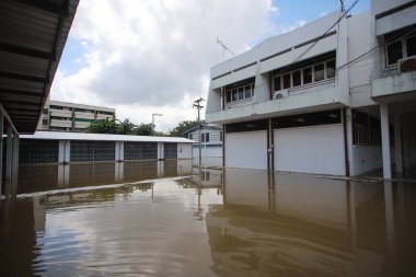 Nakhonratchasima, Tayland - 20 Ekim 2021: Toplu doğal afetler ve yıkım. Şehir sel ve sağanak yağmurdan sonra sular altında kaldı.