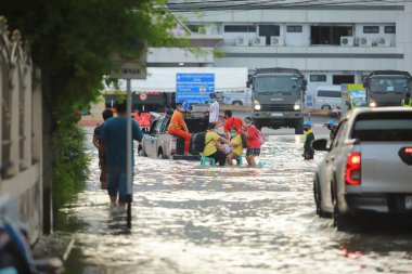 Nakhonratchasima, Tayland - 20 Ekim 2021: Toplu doğal afetler ve yıkım. Şehir sel ve sağanak yağmurdan sonra sular altında kaldı.