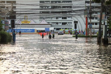 Nakhonratchasima, Tayland - 20 Ekim 2021: Toplu doğal afetler ve yıkım. Şehir sel ve sağanak yağmurdan sonra sular altında kaldı.
